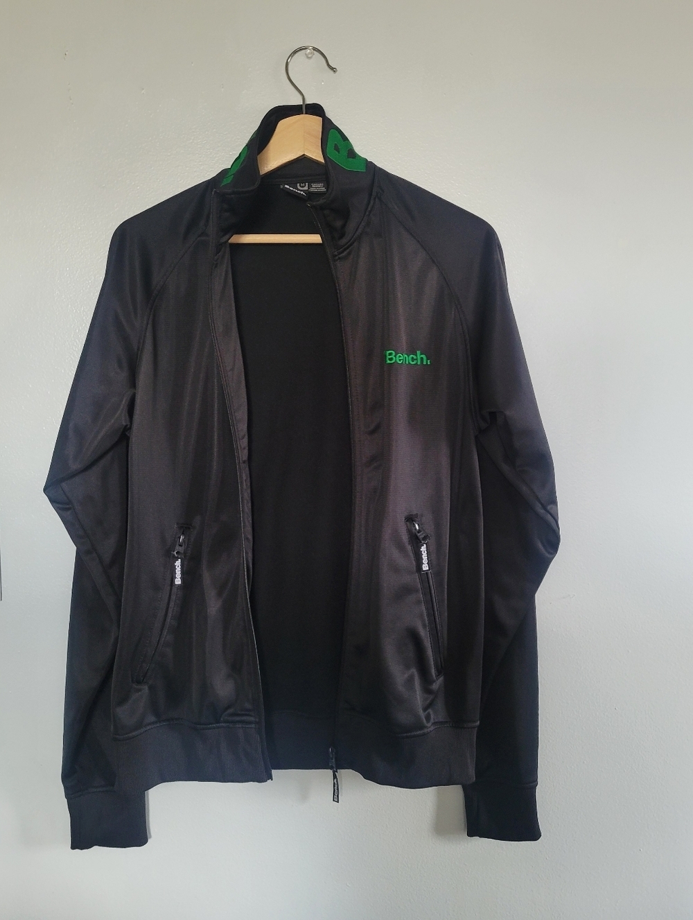 BENCH Zip-Up Jacket with Green Logo Accents Size Mens M Athleisure Lightweight - Picture 7 of 11